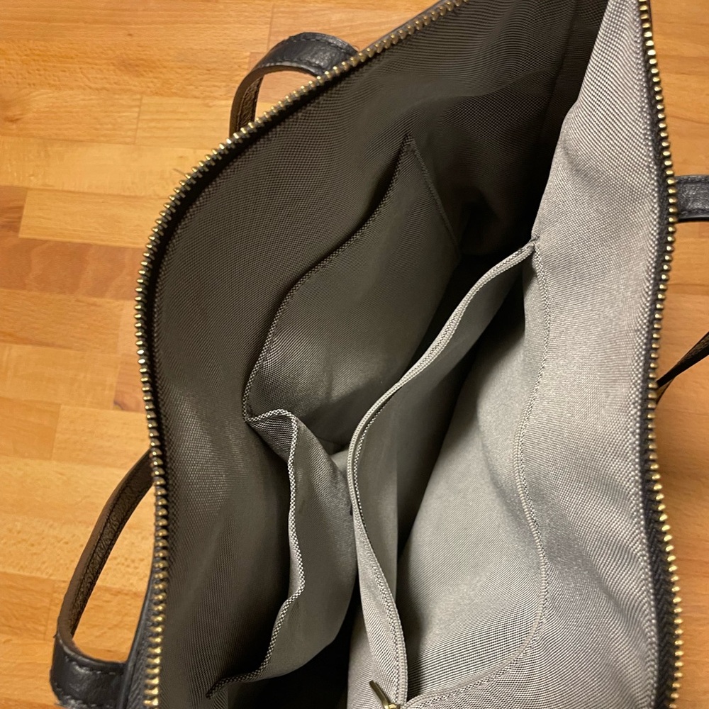 Fossil Black Shoulder Bag with Timeless Design - Picture 6 of 13